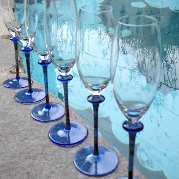 Gorgeous Set of 6 Art Glass Cobalt Blue Gold Painted Stemmed Champagne Flutes - Picture 5 of 10